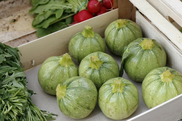 What are the challenges of running a UK restaurant kitchen during peak hours?